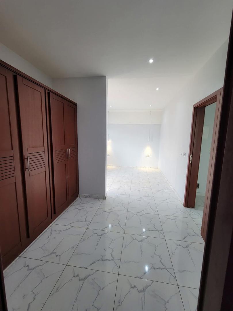 Duplex neuf haut standing à vendre à Olembé – Yaoundé (220 m²)
