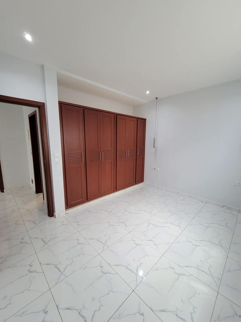 Duplex neuf haut standing à vendre à Olembé – Yaoundé (220 m²)