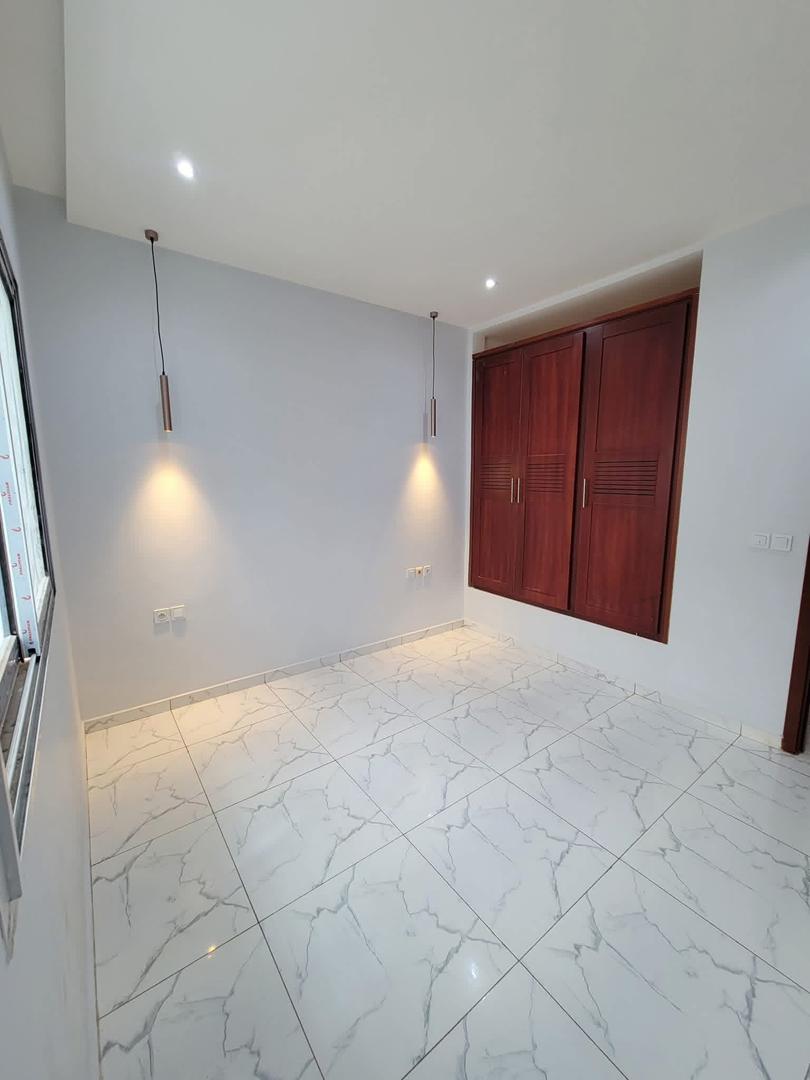 Duplex neuf haut standing à vendre à Olembé – Yaoundé (220 m²)