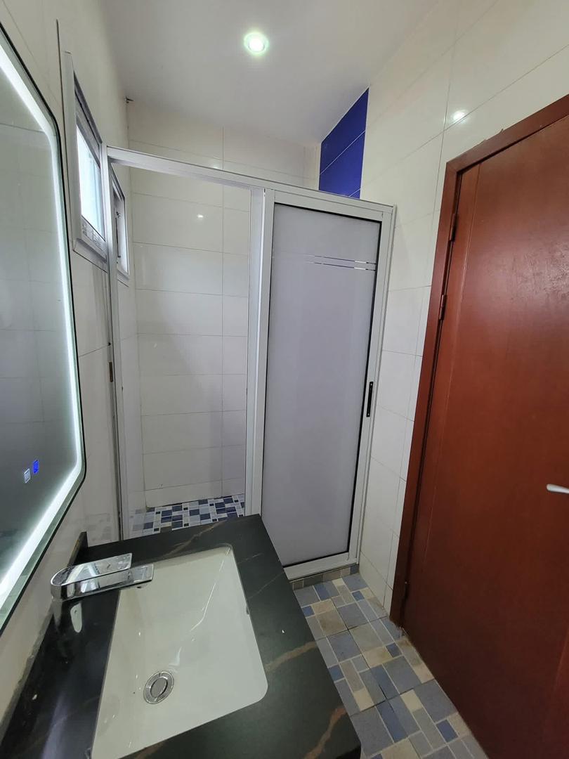 Duplex neuf haut standing à vendre à Olembé – Yaoundé (220 m²)