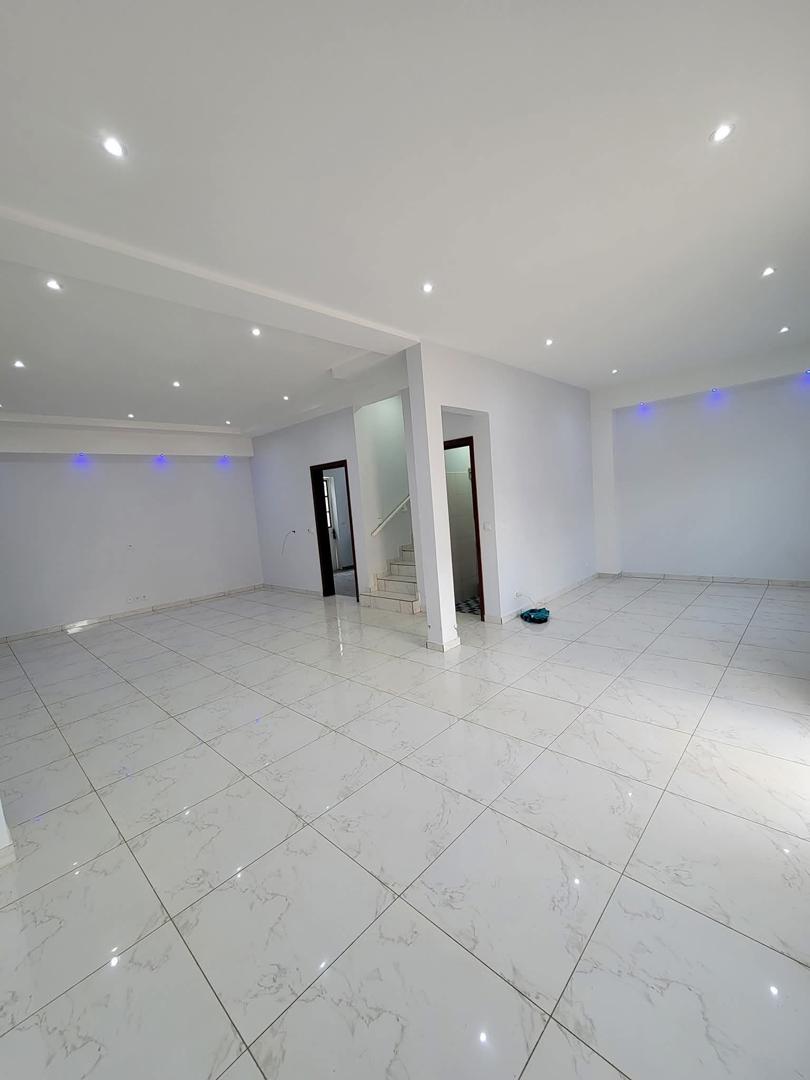 Duplex neuf haut standing à vendre à Olembé – Yaoundé (220 m²)
