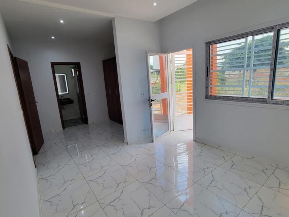 Duplex neuf haut standing à vendre à Olembé – Yaoundé (220 m²)