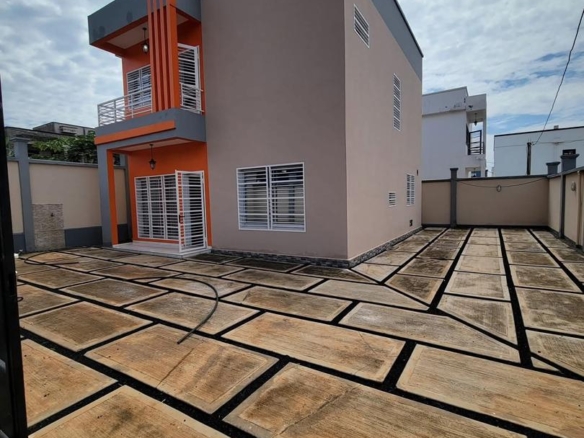 Duplex neuf haut standing à vendre à Olembé – Yaoundé (220 m²)