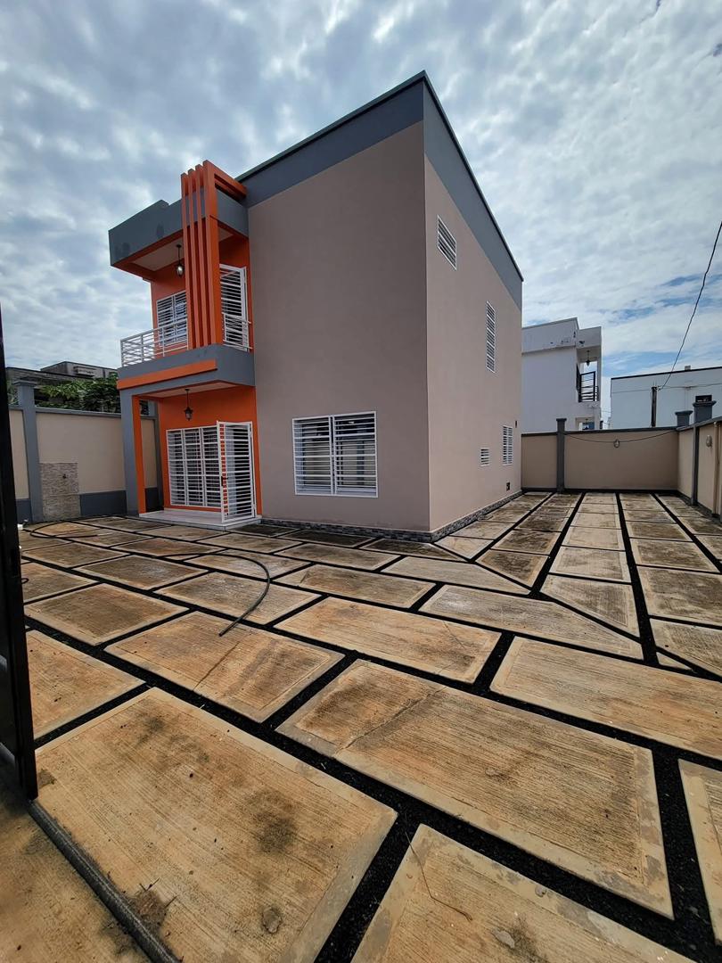 Duplex neuf haut standing à vendre à Olembé – Yaoundé (220 m²)