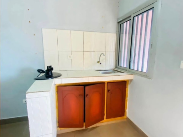 Vaste chambre moderne à louer à Dovv Damas – Yaoundé