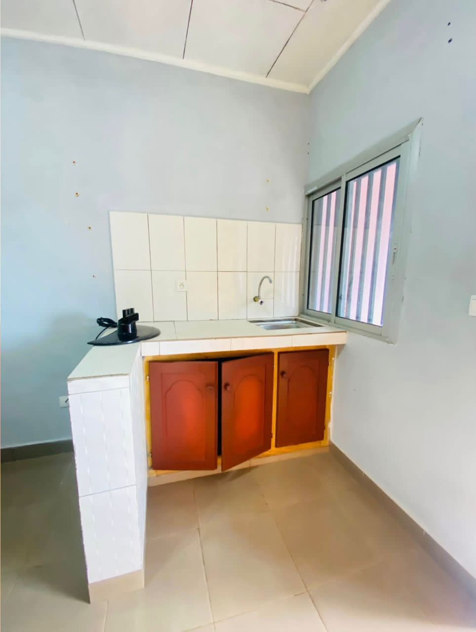 Vaste chambre moderne à louer à Dovv Damas – Yaoundé