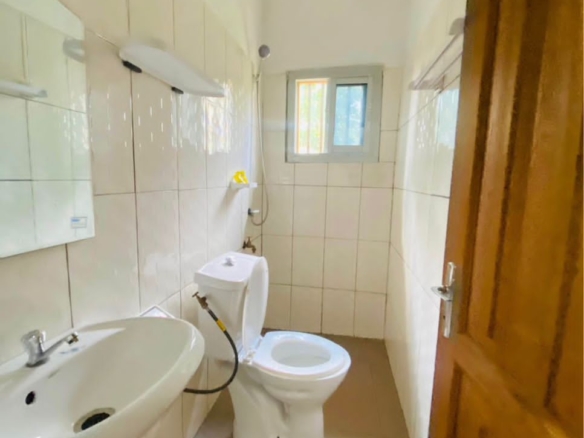 Vaste chambre moderne à louer à Dovv Damas – Yaoundé