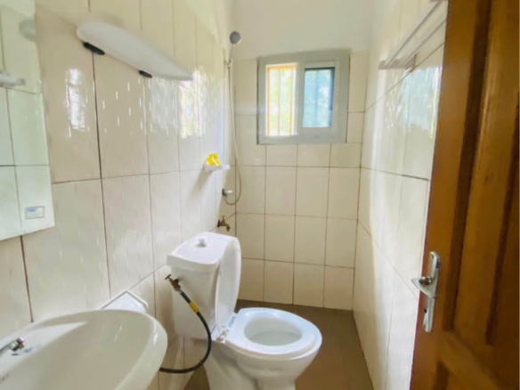 Vaste chambre moderne à louer à Dovv Damas – Yaoundé