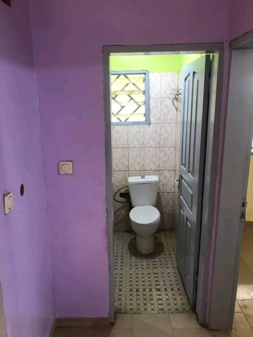 Studio moderne à louer à Ekoumdoum