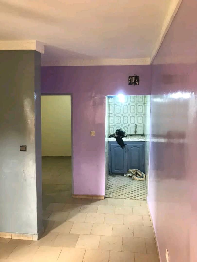 Studio moderne à louer à Ekoumdoum