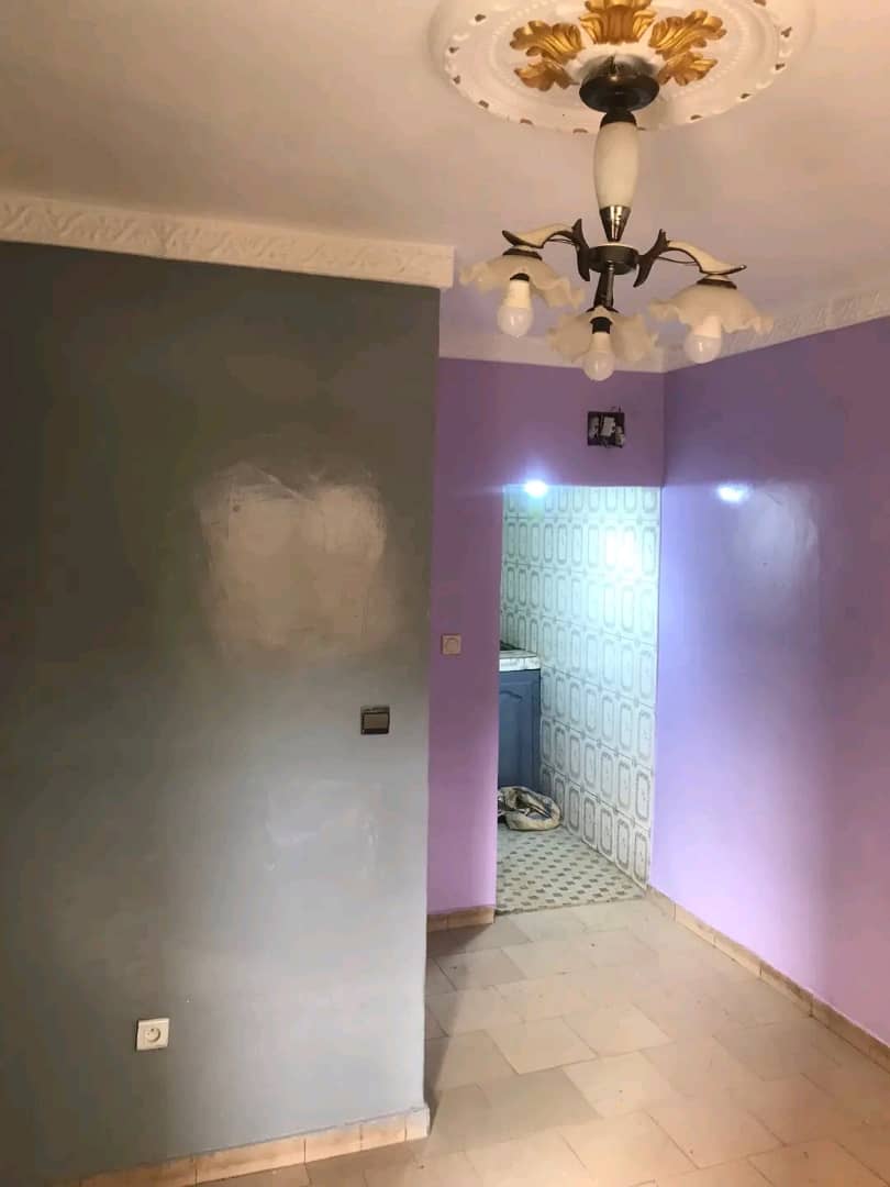 Studio moderne à louer à Ekoumdoum