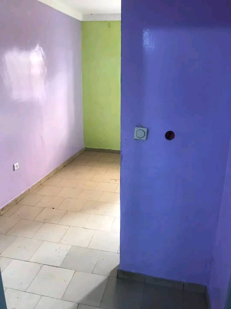 Studio moderne à louer à Ekoumdoum