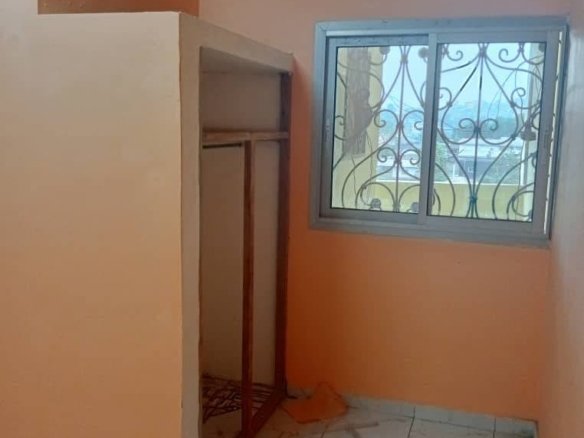 Appartement Moderne Neuf – Yaoundé, Awae Escalier