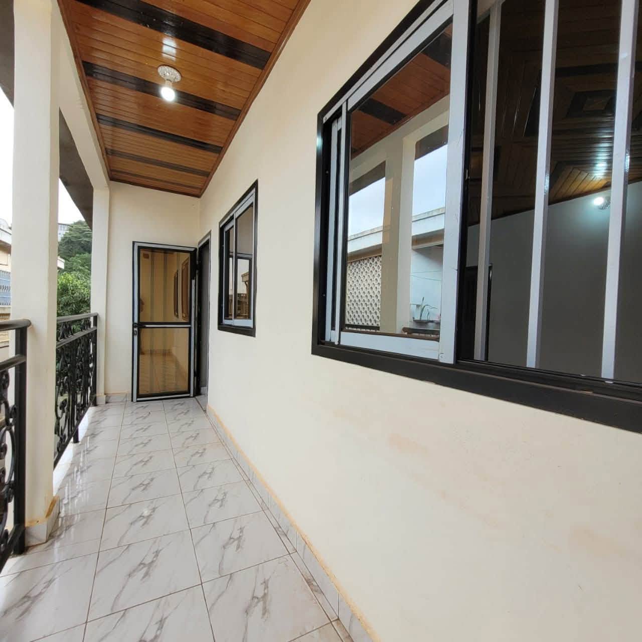 Appartement Moderne de Standing au 1er Étage – Yaoundé, Biyem-Assi
