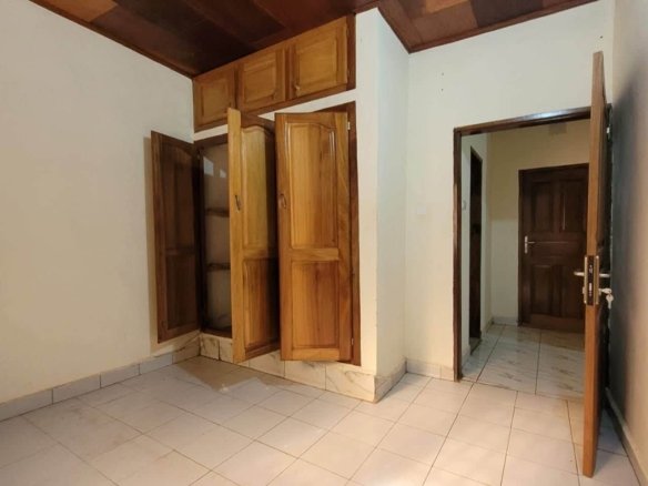 Appartement Moderne de Standing au 1er Étage – Yaoundé, Biyem-Assi
