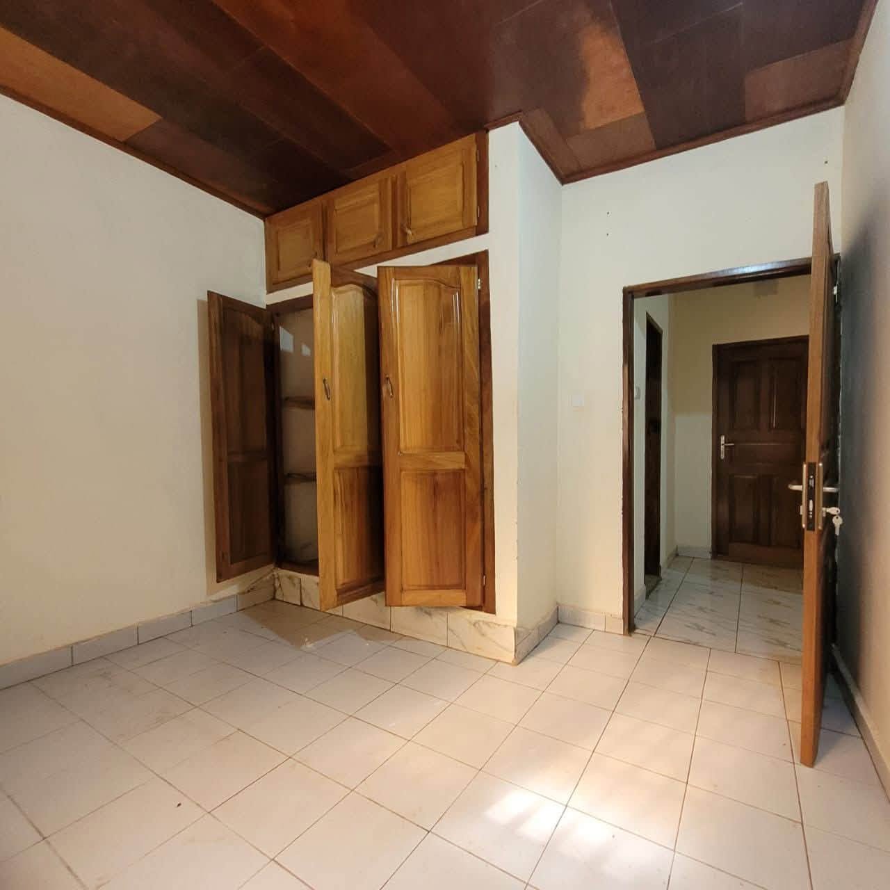 Appartement Moderne de Standing au 1er Étage – Yaoundé, Biyem-Assi