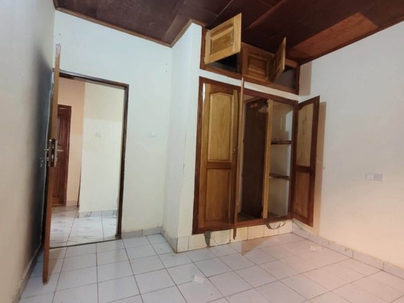 Appartement Moderne de Standing au 1er Étage – Yaoundé, Biyem-Assi