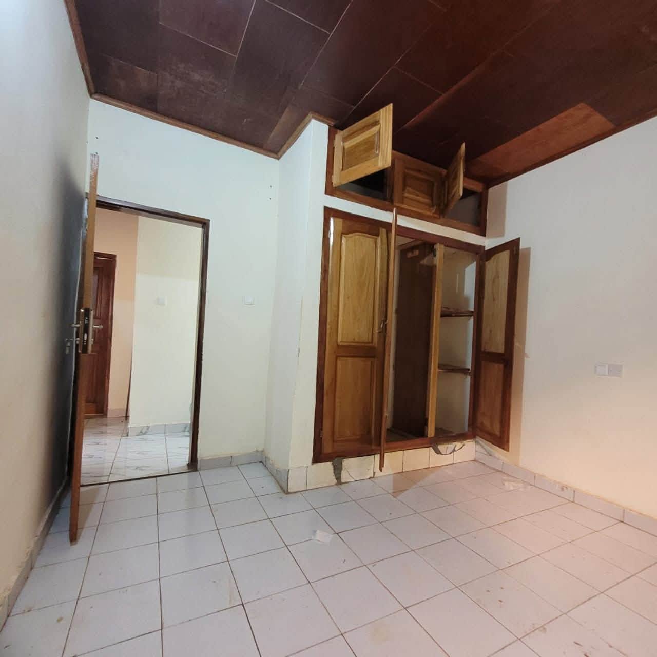 Appartement Moderne de Standing au 1er Étage – Yaoundé, Biyem-Assi