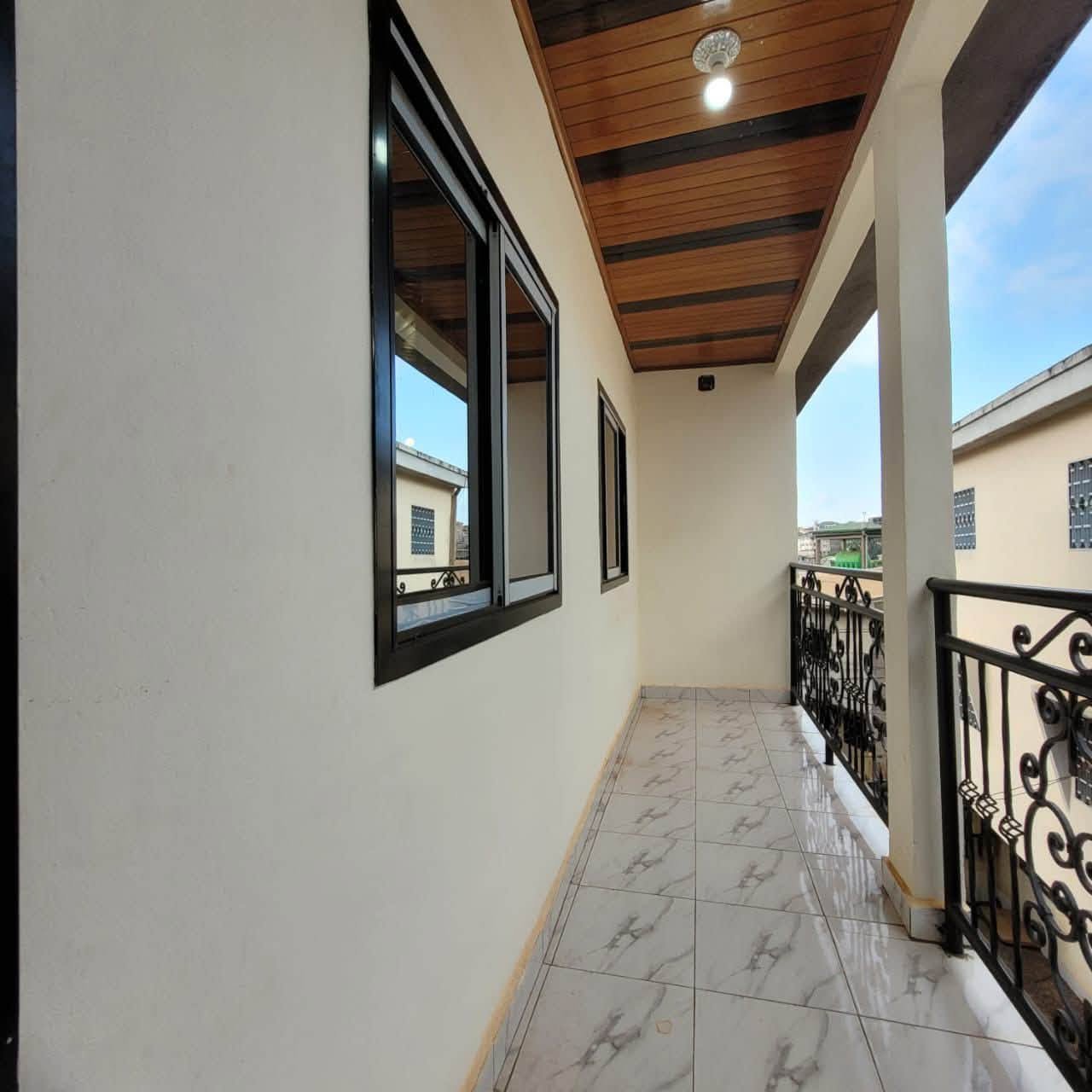 Appartement Moderne de Standing au 1er Étage – Yaoundé, Biyem-Assi