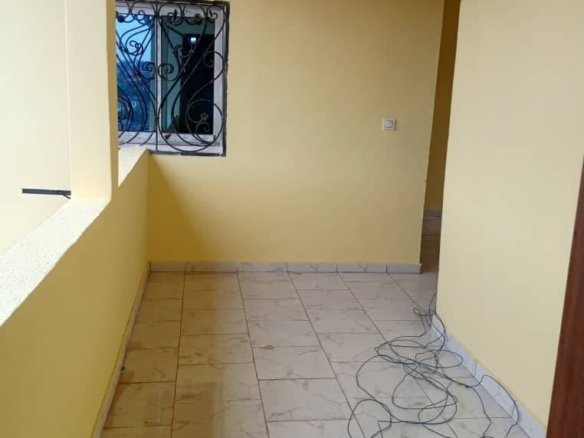 Appartement Moderne Neuf – Yaoundé, Awae Escalier