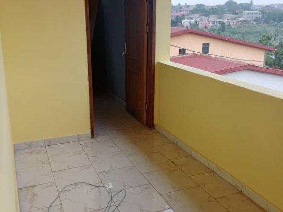 Appartement Moderne Neuf – Yaoundé, Awae Escalier