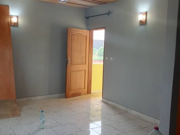 Appartement Moderne Neuf – Yaoundé, Awae Escalier
