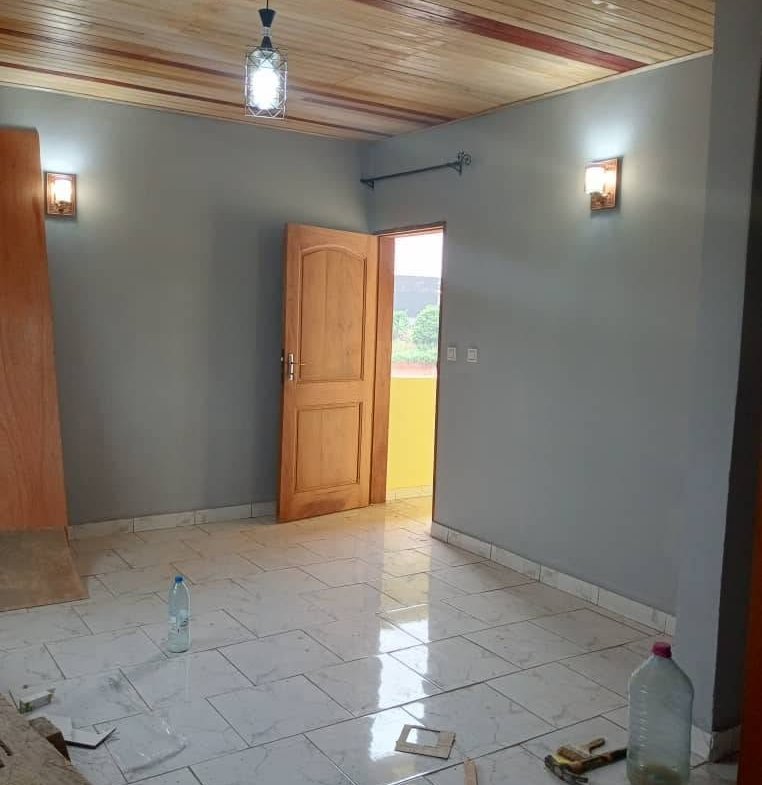 Appartement Moderne Neuf – Yaoundé, Awae Escalier