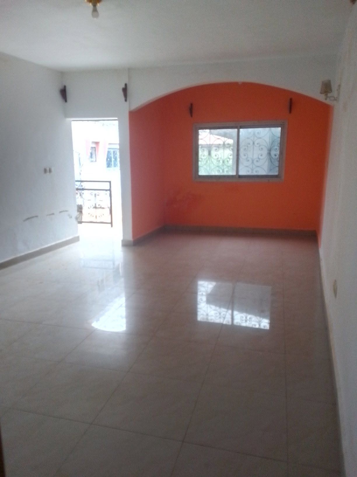 Très grand appartement 3 chambres à louer à Simbock Mbalngon – Yaoundé