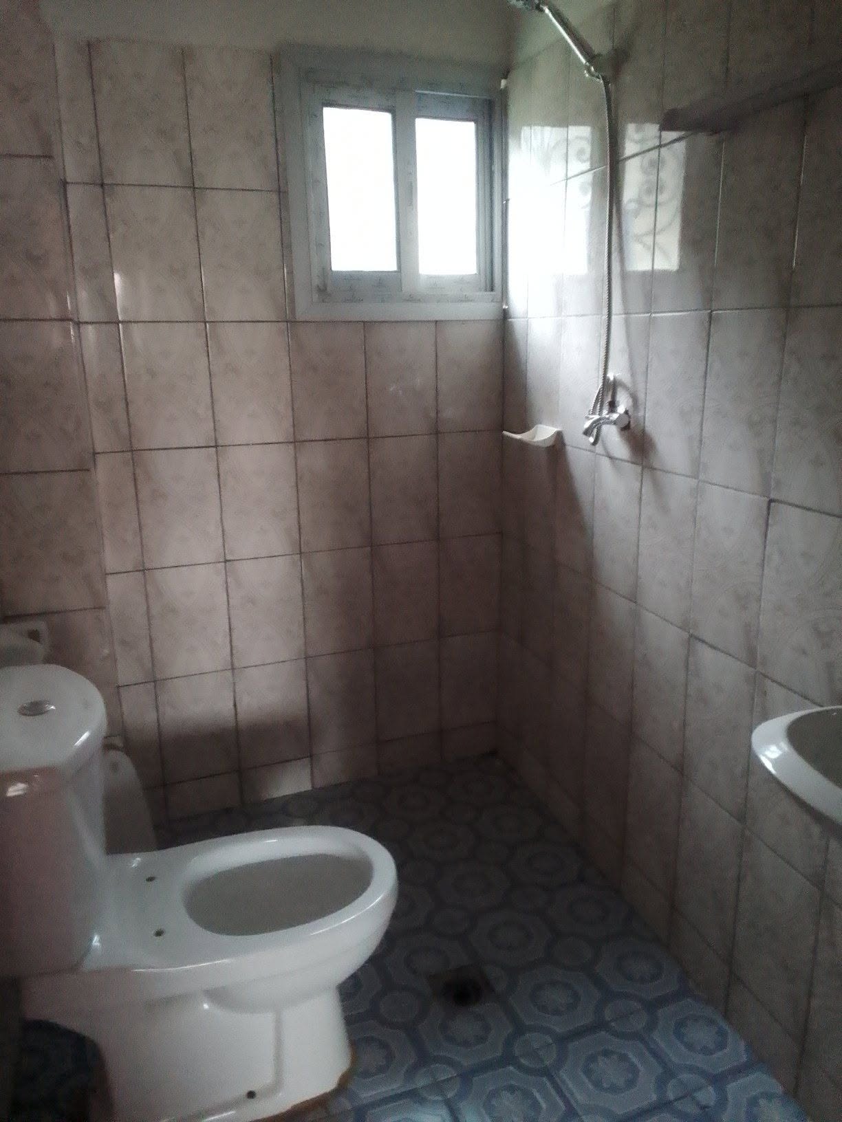 Très grand appartement 3 chambres à louer à Simbock Mbalngon – Yaoundé