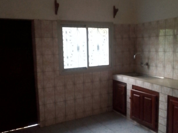 Très grand appartement 3 chambres à louer à Simbock Mbalngon – Yaoundé