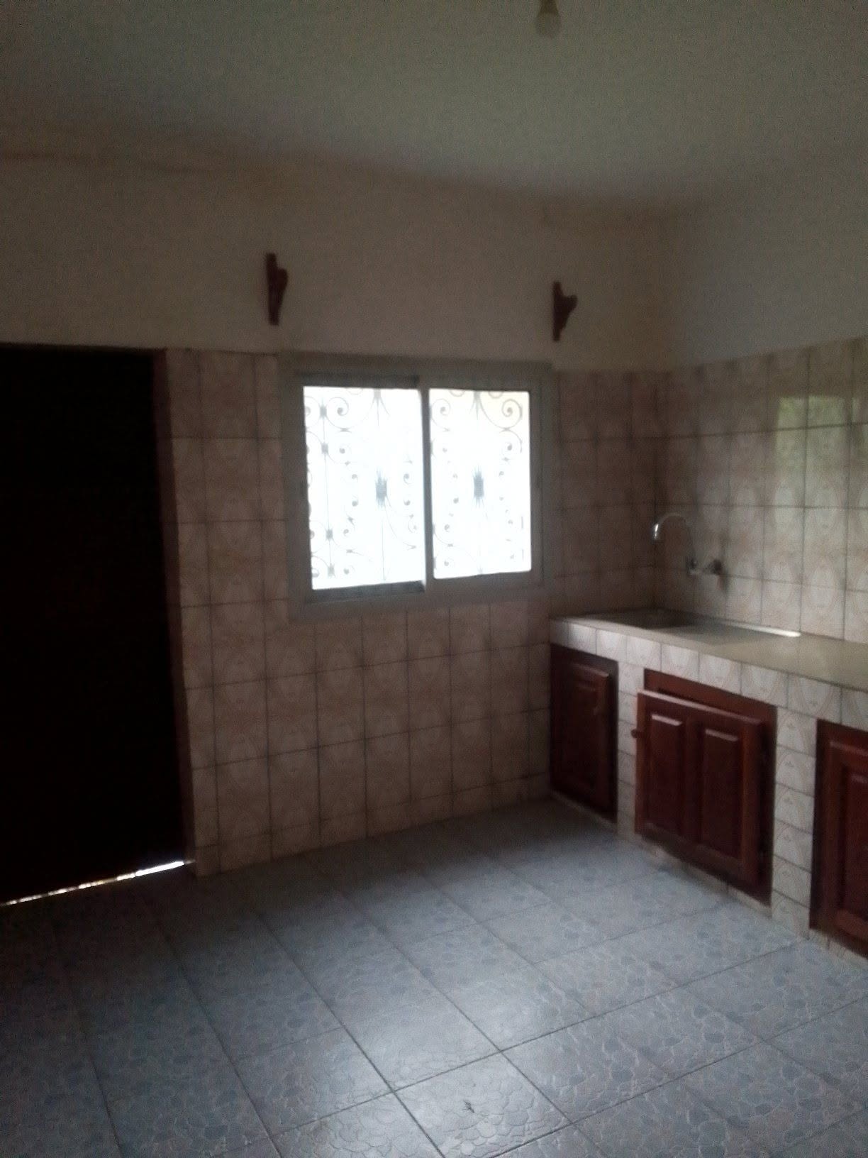 Très grand appartement 3 chambres à louer à Simbock Mbalngon – Yaoundé